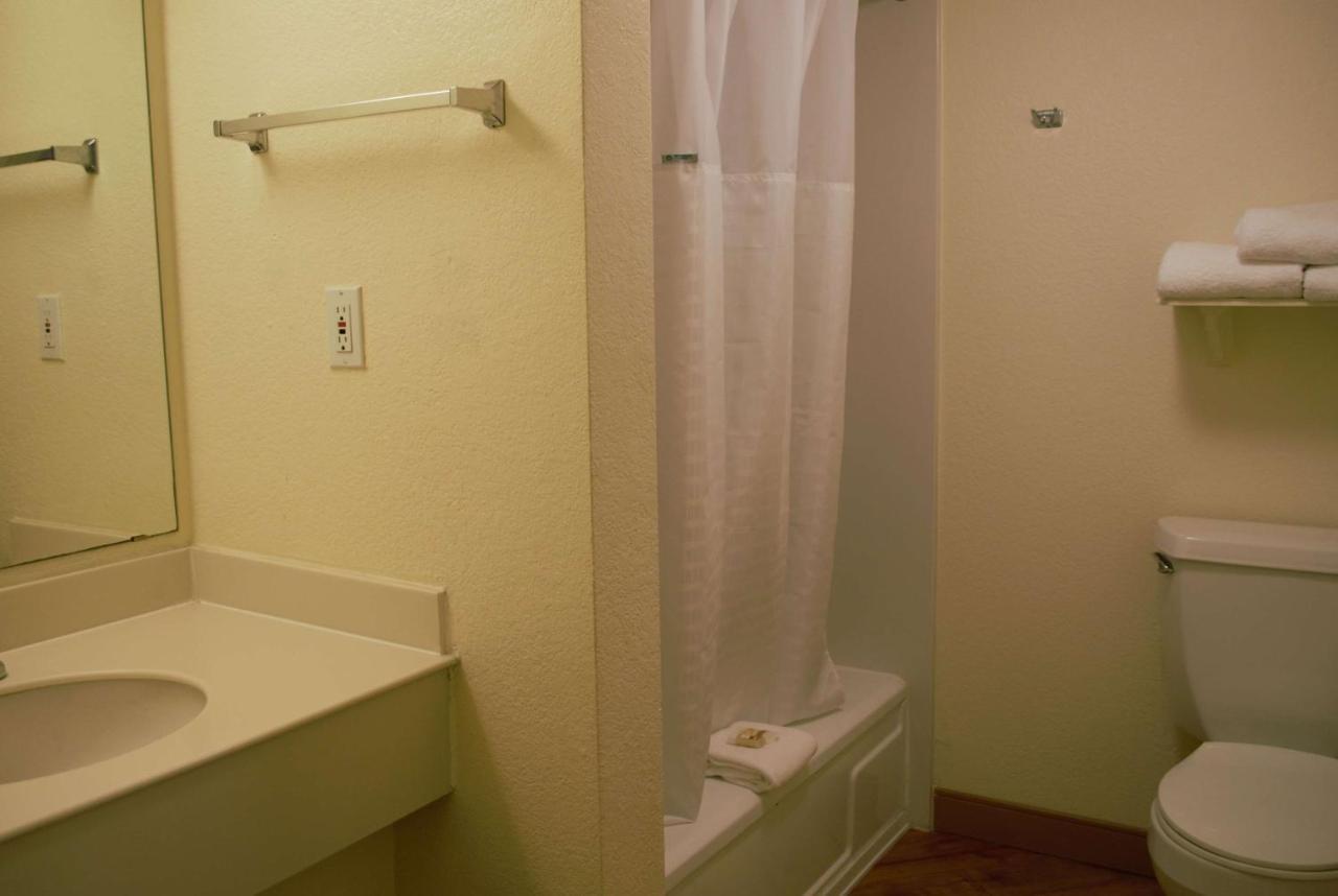 King Room with Bath Tub - Mobility/Hearing Accessible - Non-Smoking