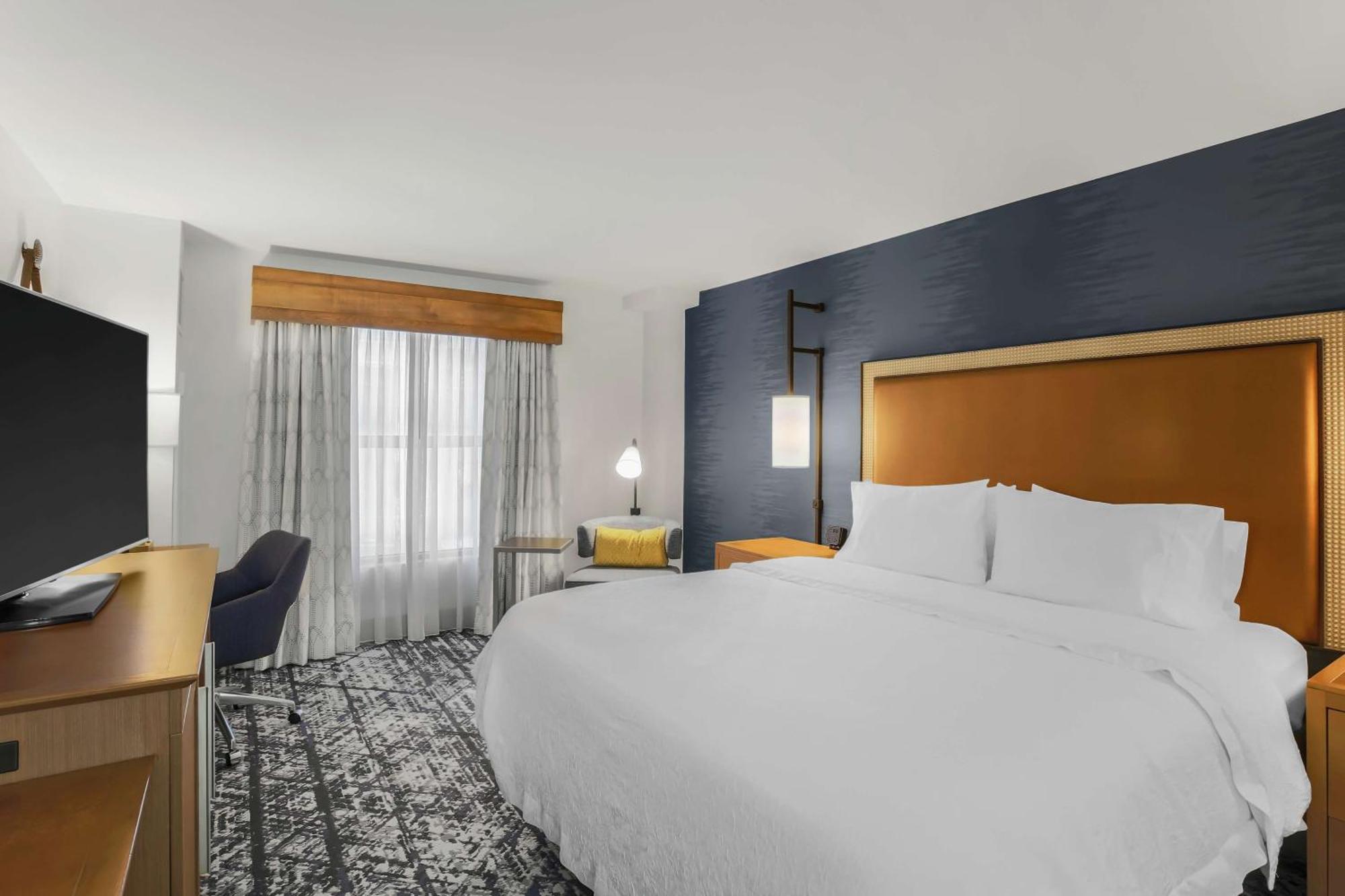 King Room with King Bed - Non-Smoking