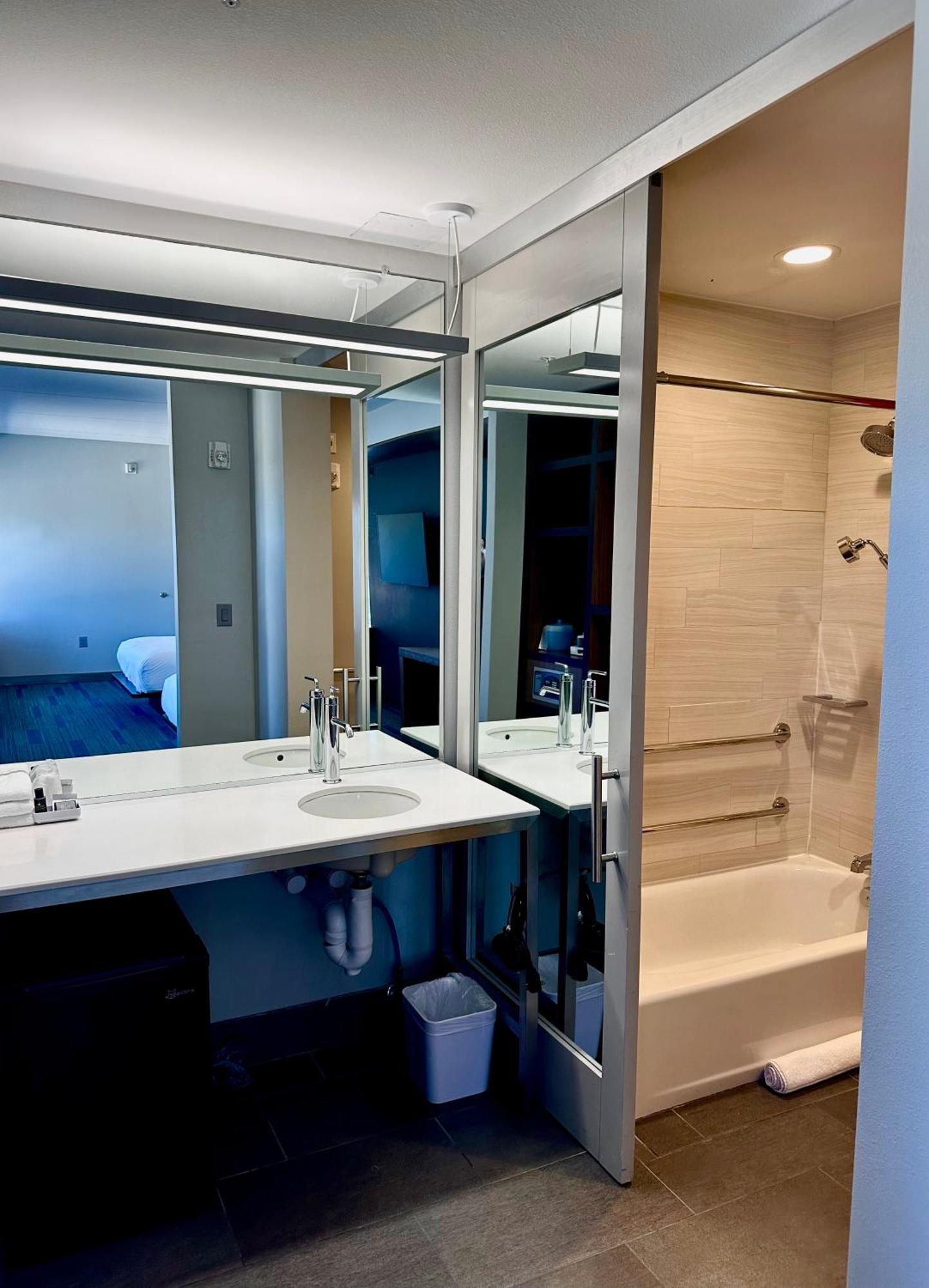 Superior King Suite with Tub - Mobility Accessible
