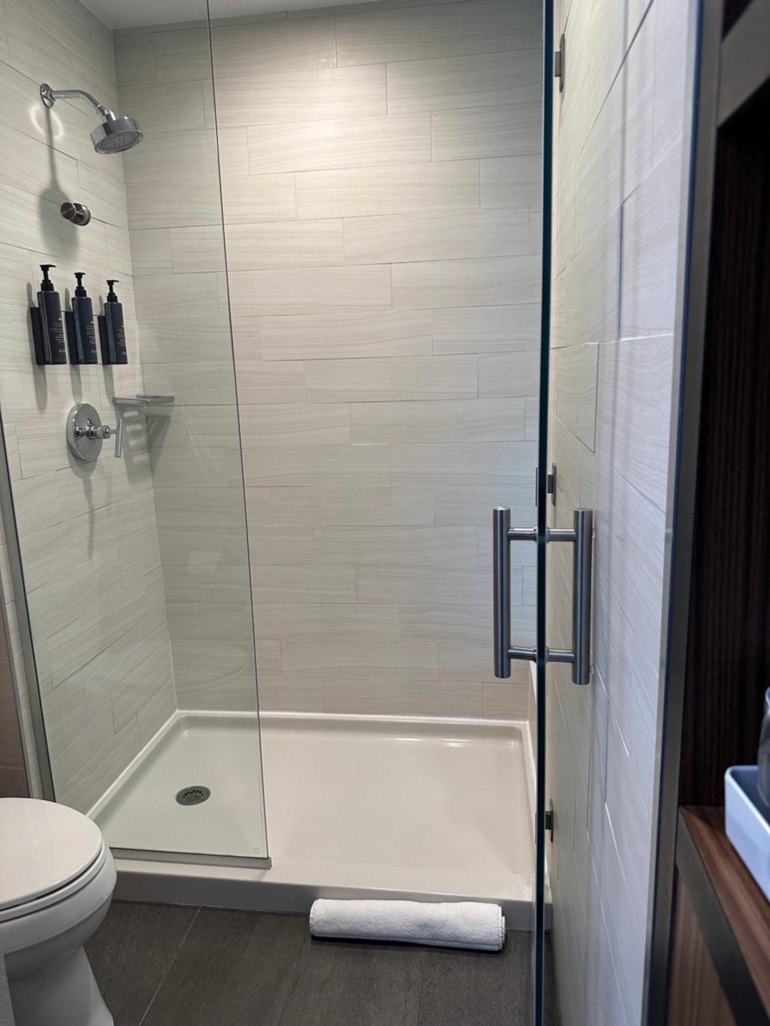 Queen Suite with Tub - Mobility and Hearing Accessible