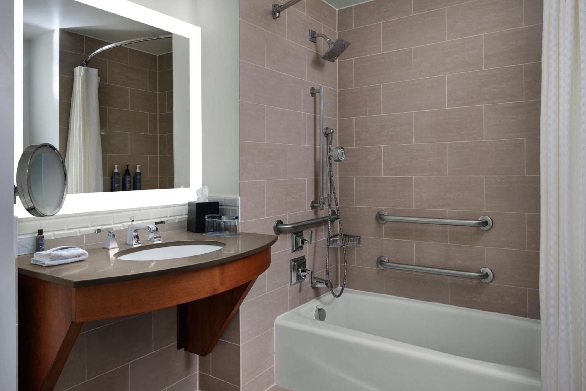 Deluxe Queen Room with Tub - Mobility/Hearing Accessible