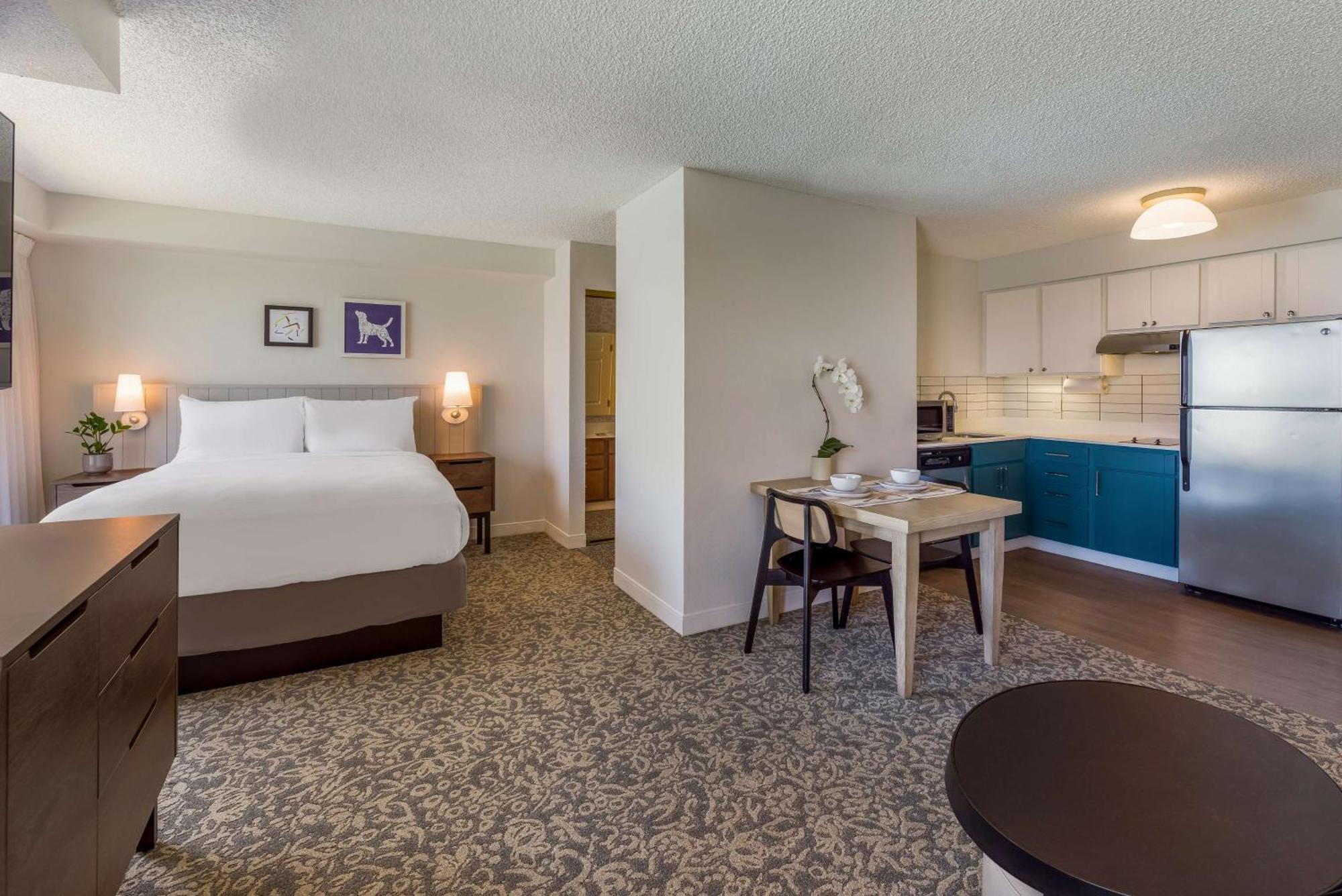 One-Bedroom Queen Suite