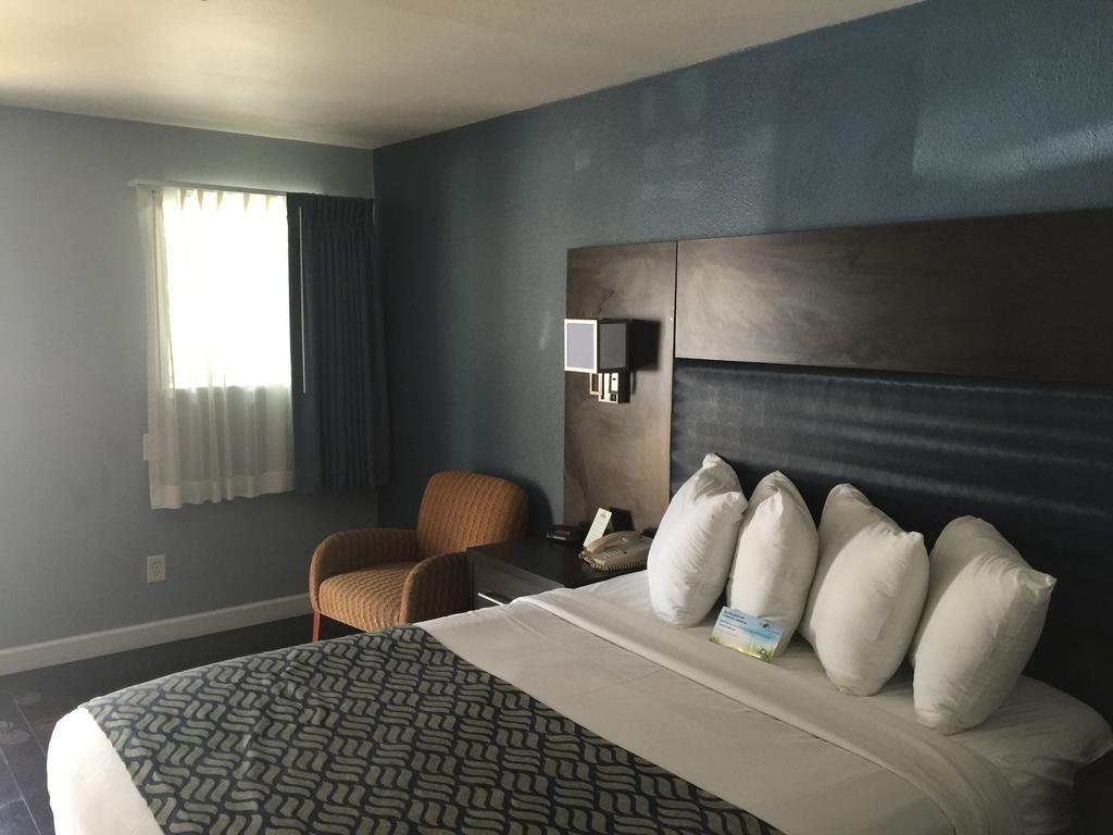 Queen Room - Non-Smoking