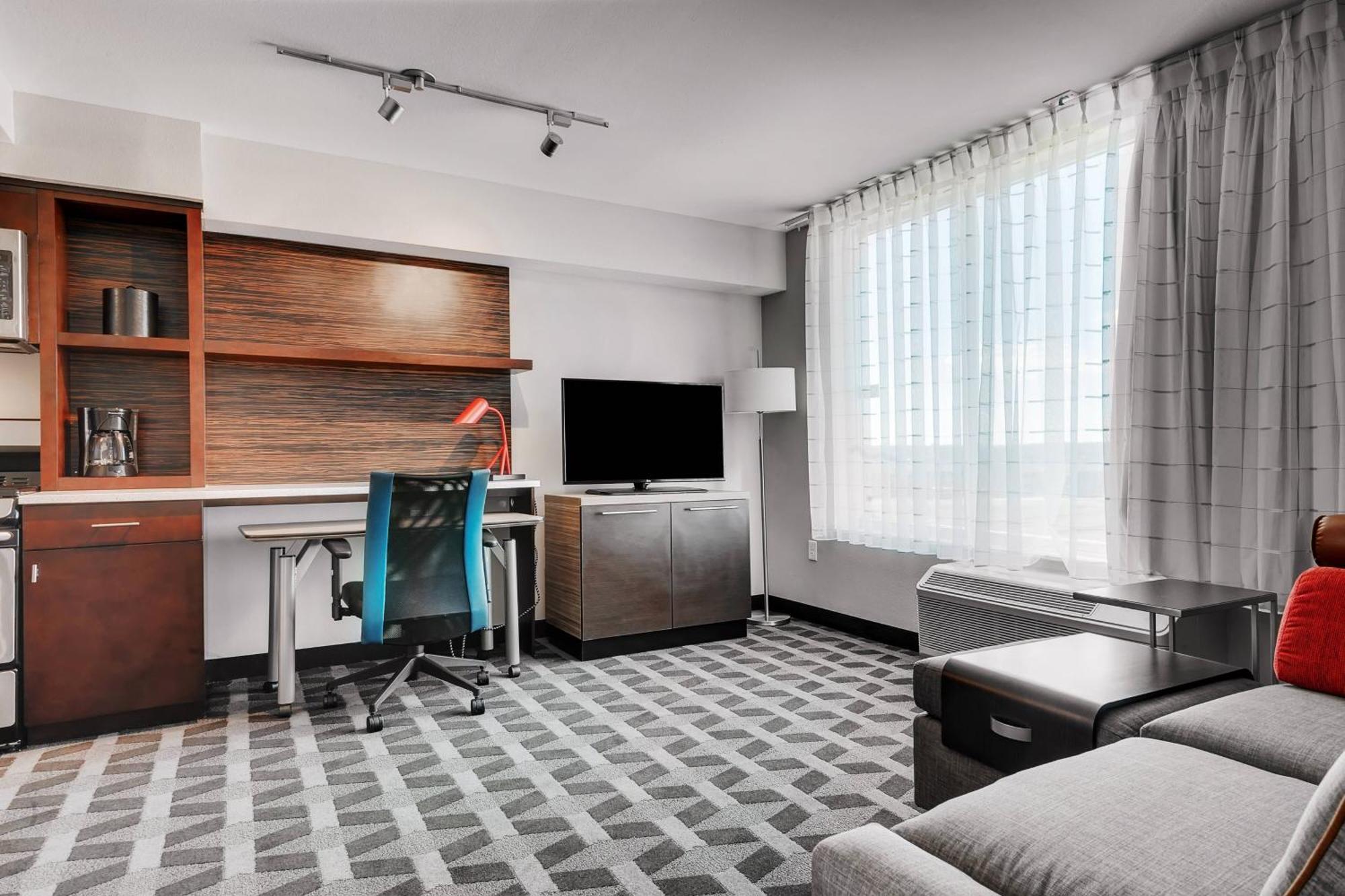 1 Bedroom Suite, 1 Queen, Sofa bed