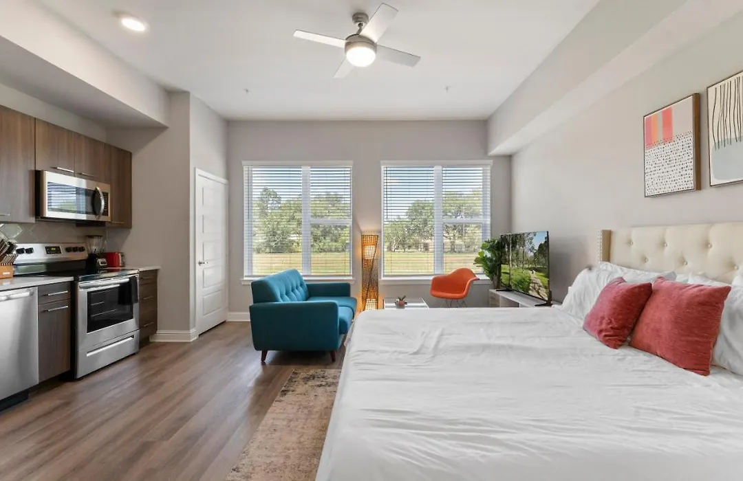 Upscale Modern Apts - Free Parking, Fast Wifi, Courtyard-1