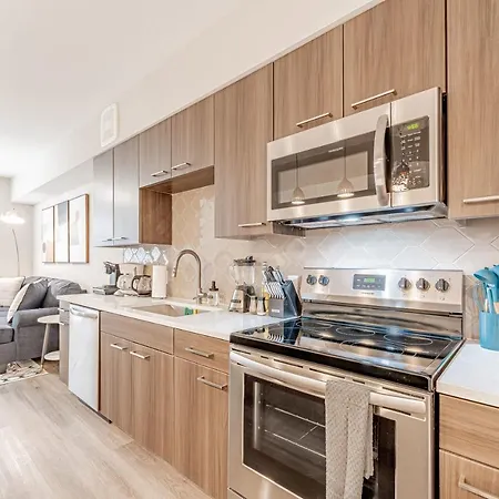 Upscale Modern Apts - Free Parking, Fast Wifi, Courtyard-3