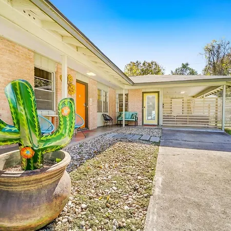 Pet-Friendly Duplex, Big Shared Yard In Charming Historic Travis Heights!-3