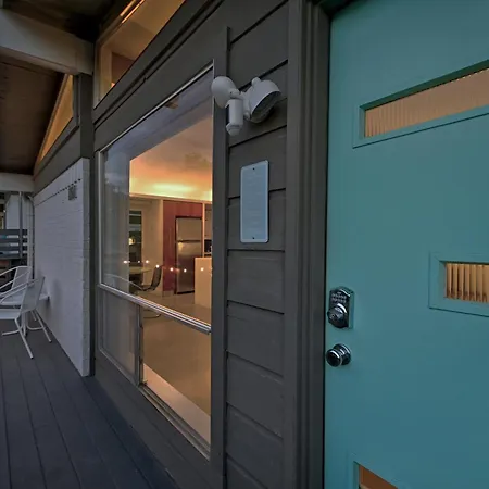 Cheery Modern Retreat Near Soco & Downtown By Lodgewell-3