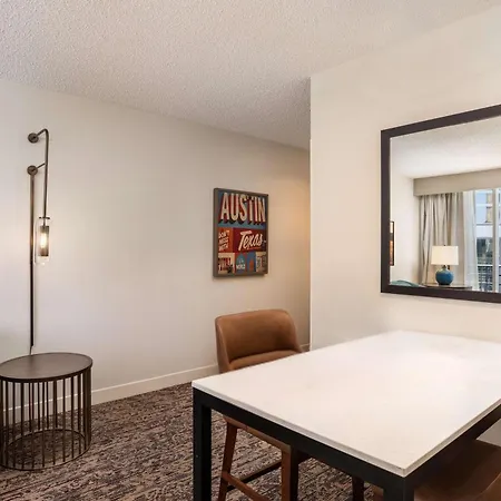 Doubletree Suites By Hilton Austin Downtown Capitol-2