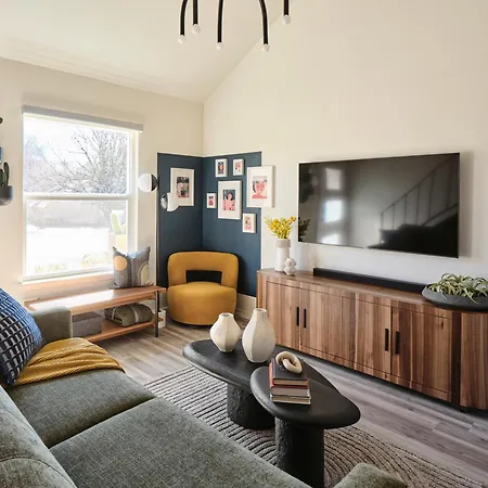Midcentury Couples Designer Loft - Casa Tuya-3