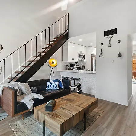 Contemporary Couples Getaway Near Austin Favorites - Loft 21-3