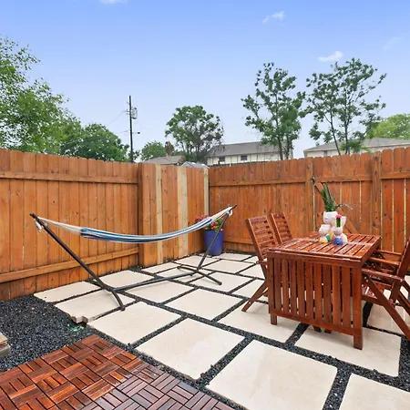 Contemporary Couples Getaway Near Austin Favorites - Loft 21-2